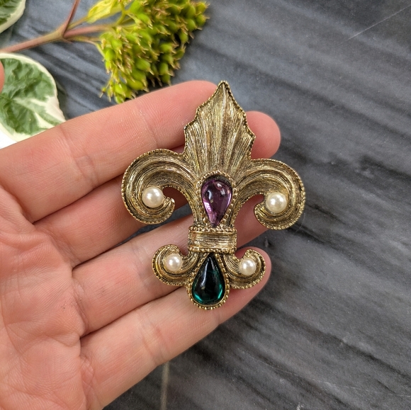 Fleur-de-Lis Brooch Antiqued Jewelled Pin Pearl/Purple & Green Gems - Picture 5 of 8